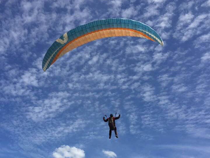 Parapente sobre el entorno rural de General La Madrid