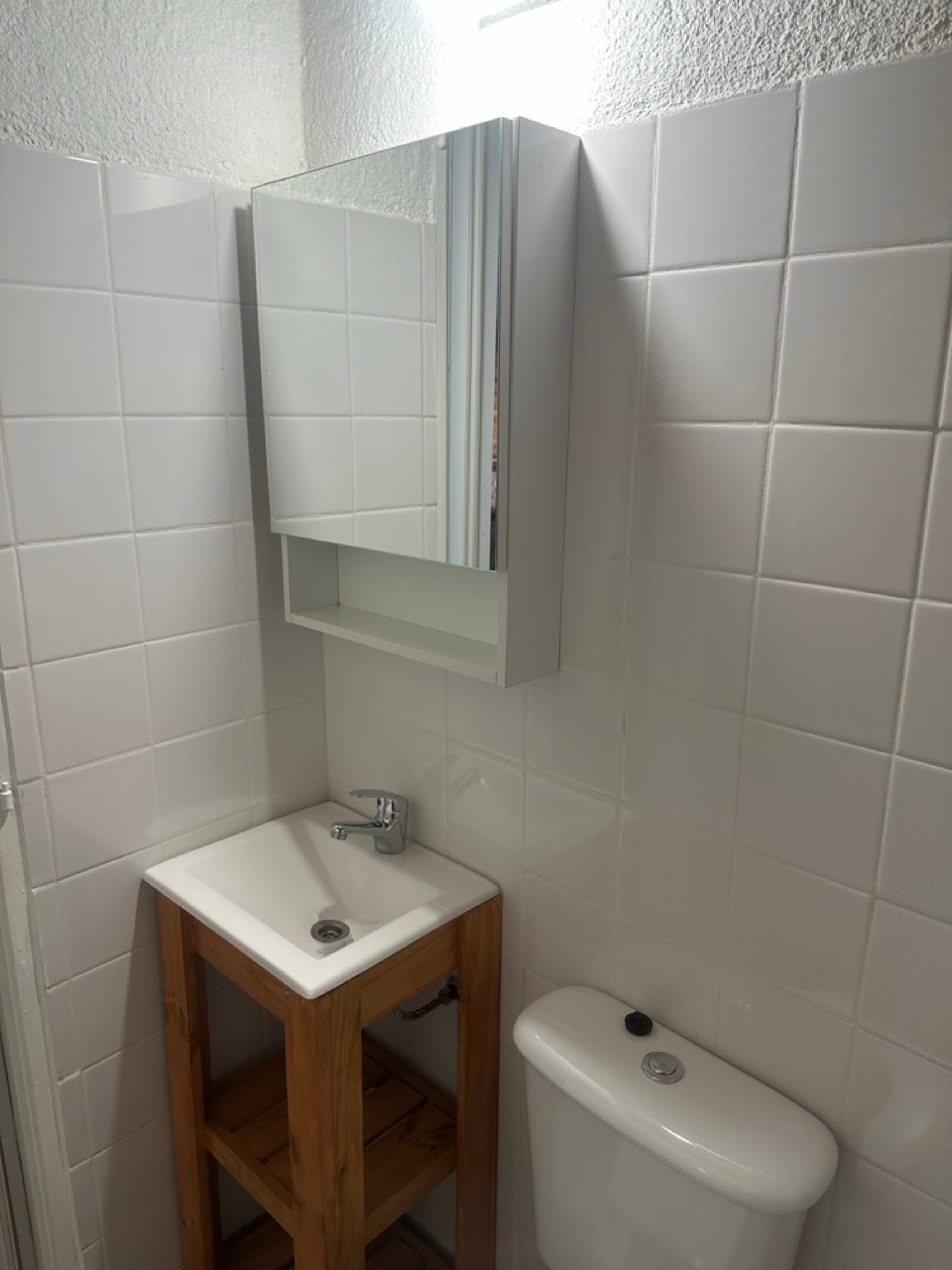 Lavabo y espejo del baño de una cabaña