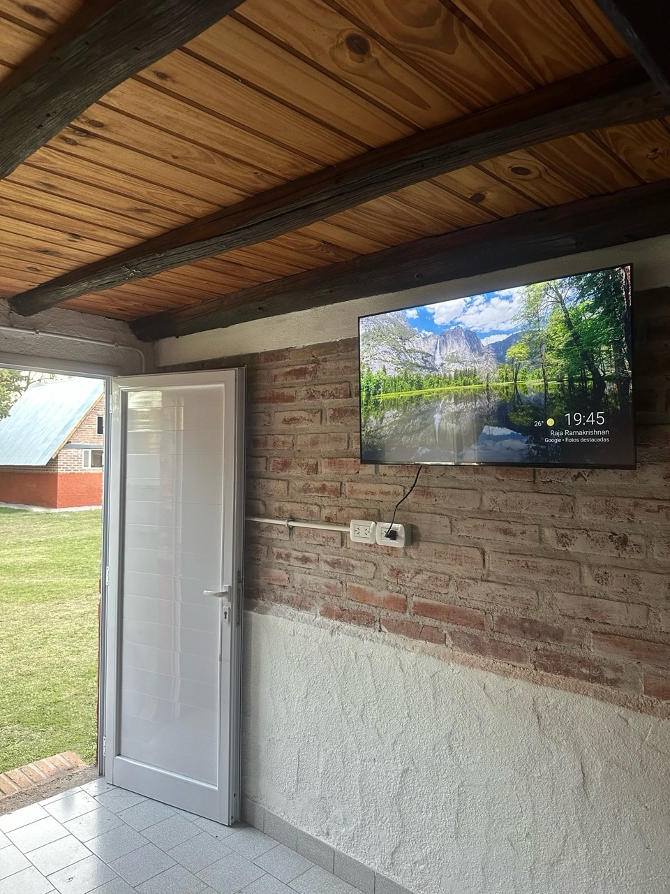 Interior de una cabaña con televisión y vista al parque