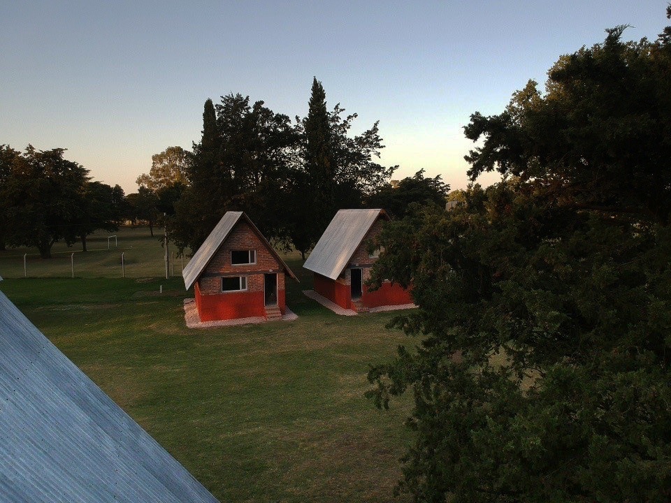 Cabañas de Tierra Bendita al caer la tarde