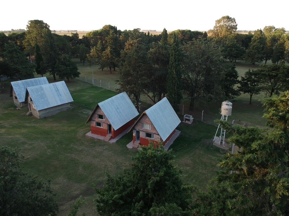 Vista aérea de las cabañas entre los árboles